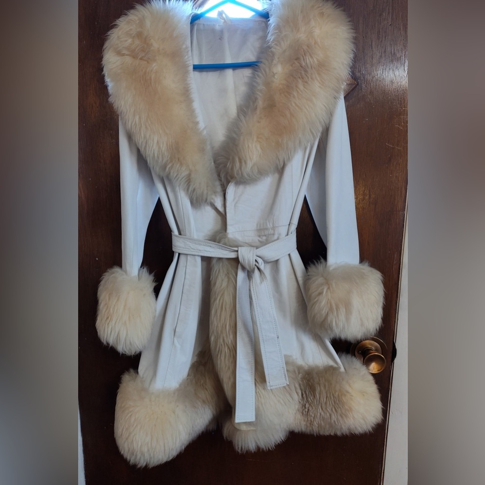 Vintage Liliana Cream And White Trench Coat with Plush Faux-Fur Trim